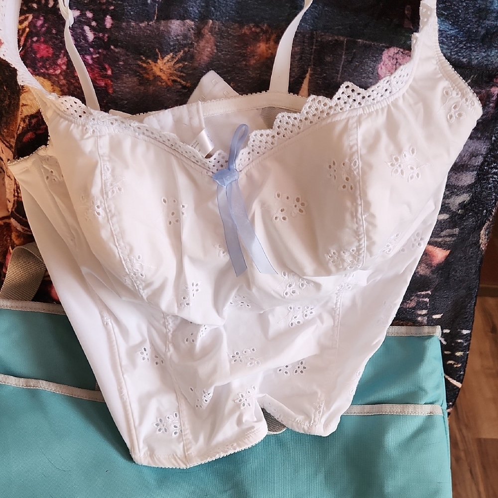 White Eyelet Corset Style Bra Sz 22/24